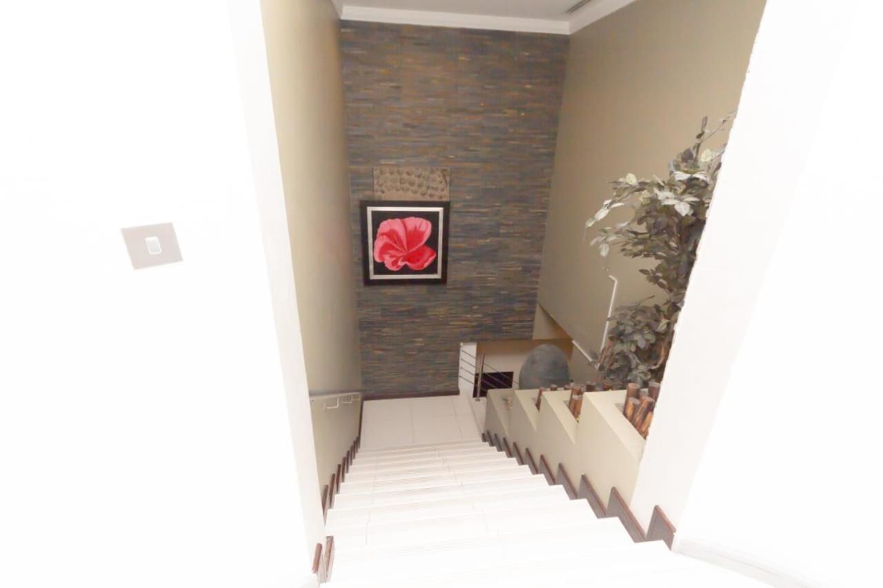 Small Budget Rooms For 'Girls' Only In Dubai, Marina Ngoại thất bức ảnh