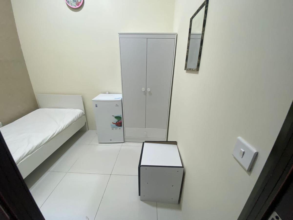 Small Budget Rooms For 'Girls' Only In Dubai, Marina Ngoại thất bức ảnh