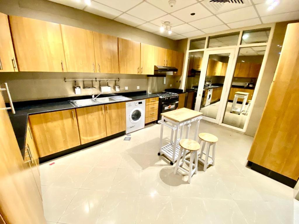 Small Budget Rooms For 'Girls' Only In Dubai, Marina Ngoại thất bức ảnh