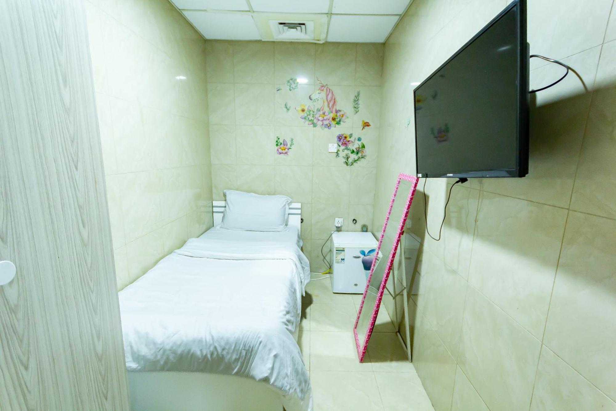 Small Budget Rooms For 'Girls' Only In Dubai, Marina Ngoại thất bức ảnh