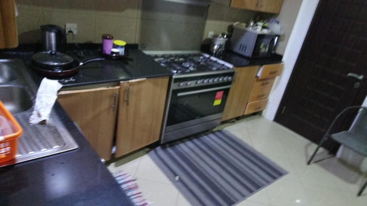 Small Budget Rooms For 'Girls' Only In Dubai, Marina Ngoại thất bức ảnh