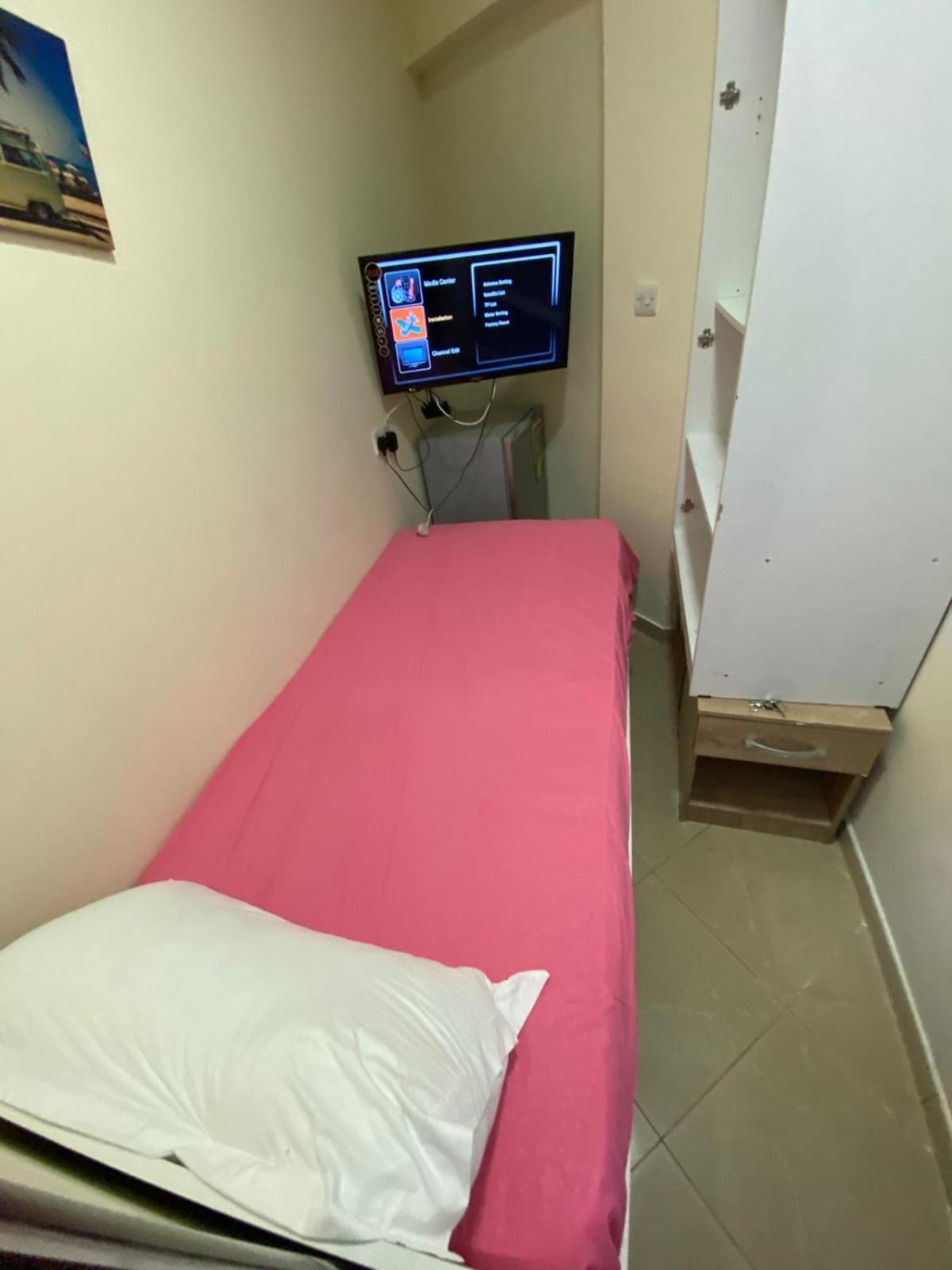 Small Budget Rooms For 'Girls' Only In Dubai, Marina Ngoại thất bức ảnh
